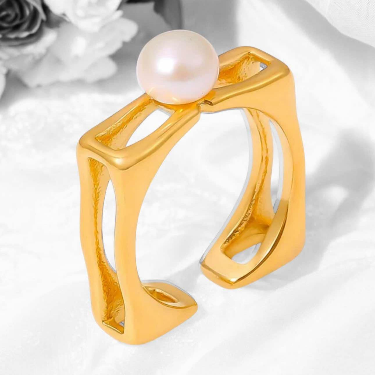 Guld Ring med Fyrkantig Hålig Design och Pärlinläggning