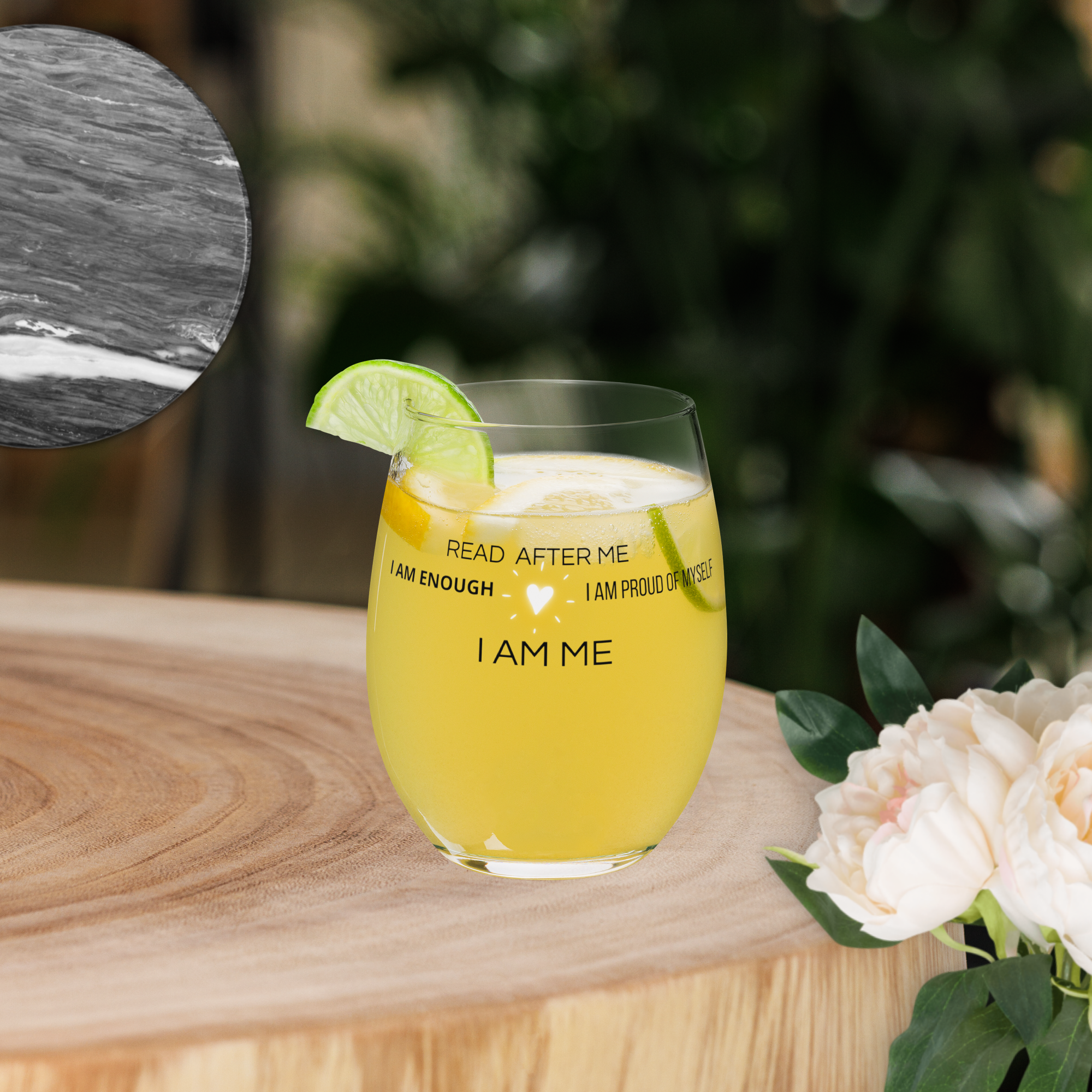 Vinglas utan stjälk med budskap